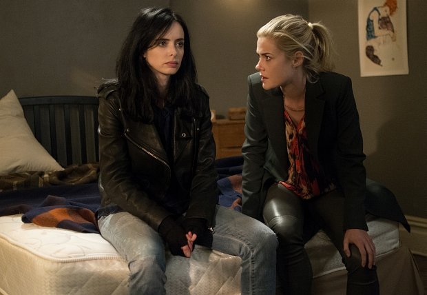 BFFs: Jessica (l.) mit ihrer besten Freundin, Trish "Patsy" Walker (Rachael Taylor). Die war mal ein Model und Kinderstar, arbeitet jetzt als Radiomoderatorin.