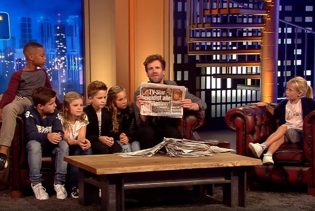 Luke Mockridge präsentiert den Kindern, zu welchen Schlagzeilen der "Fernsehgarten"-Auftritt geführt hat.