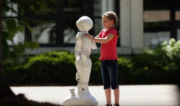 Lara findet in Roboter K.N.U.T. einen neuen Freund.