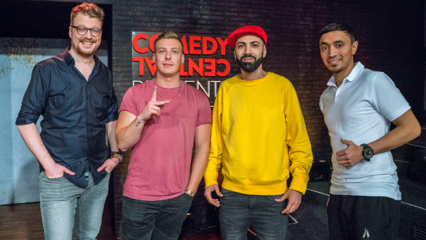 Maxi Gstettenbauer und die Gäste der ersten "StandUp 3000"-Ausgabe: Felix Lobrecht, Benaissa und Salim Samatou