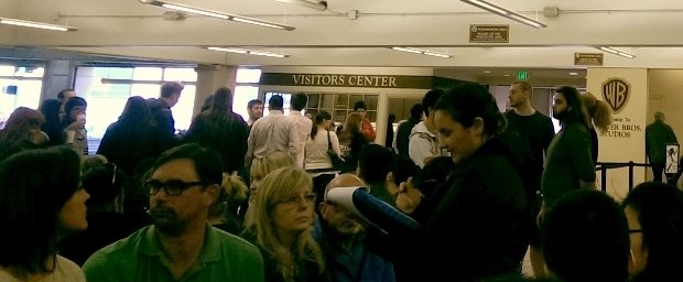 Durchhalten im Parkhaus: Zuschauer für mehrere Shows drängen sich auf den unbequemen Wartebänken im "Visitors Center".