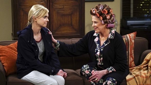 Comedy-Ikone Linda Lavin (r.) als Überraschungsgast in Lockenwickeln