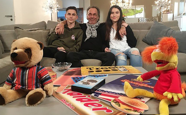 Hugo Egon Balder zeigt seinen Kindern nostalgische Dinge