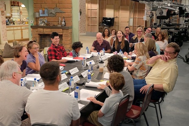 Am Tisch: Laurie Metcalf (rechts, lachend), Roseanne Barr, Michael Fishman, Jayden Rey, Produzent Bruce Helford, Produzentin Whitney Cummings, Co-Executive Producer Sid Youngers, Lecy Goranson, Sarah Chalke, John Goodman, Sara Gilbert und Ames Mcnamara