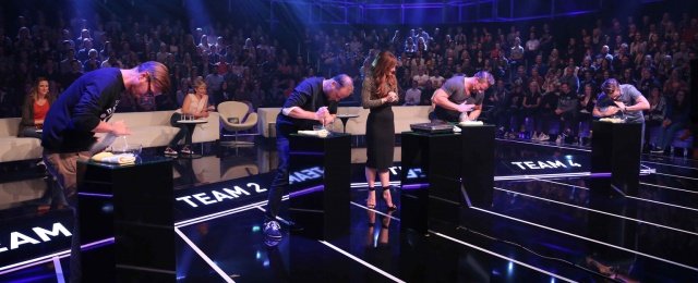 Moderatorin Jeannine Michaelsen lässt Joko, Smudo, Sasha und Klaas im direkten Duell gegeneinander antreten