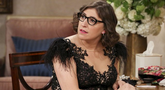 Amy (Mayim Bialik) mit neuer Frisur, Brille und - vor der großen Preisverleihung - in schicker Abendgarderobe