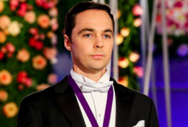 Sheldon (Jim Parsons) mit Nobel-Medaille.