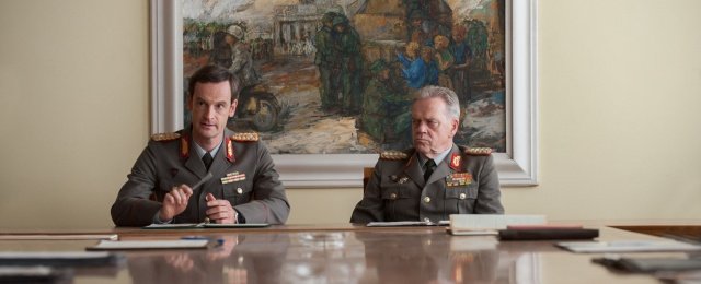 Falk Kupfer (Jörg Hartmann) mit Stasi-Kollege Schöning (Jürgen Heinrich)