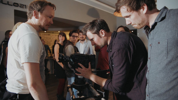 Regisseur Marc Schießer (m.) mit Crewmitgliedern