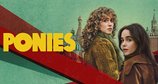 Ponies – Bild: 2025 Peacock TV LLC. All Rights Reserved