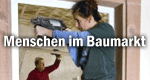 Menschen im Baumarkt